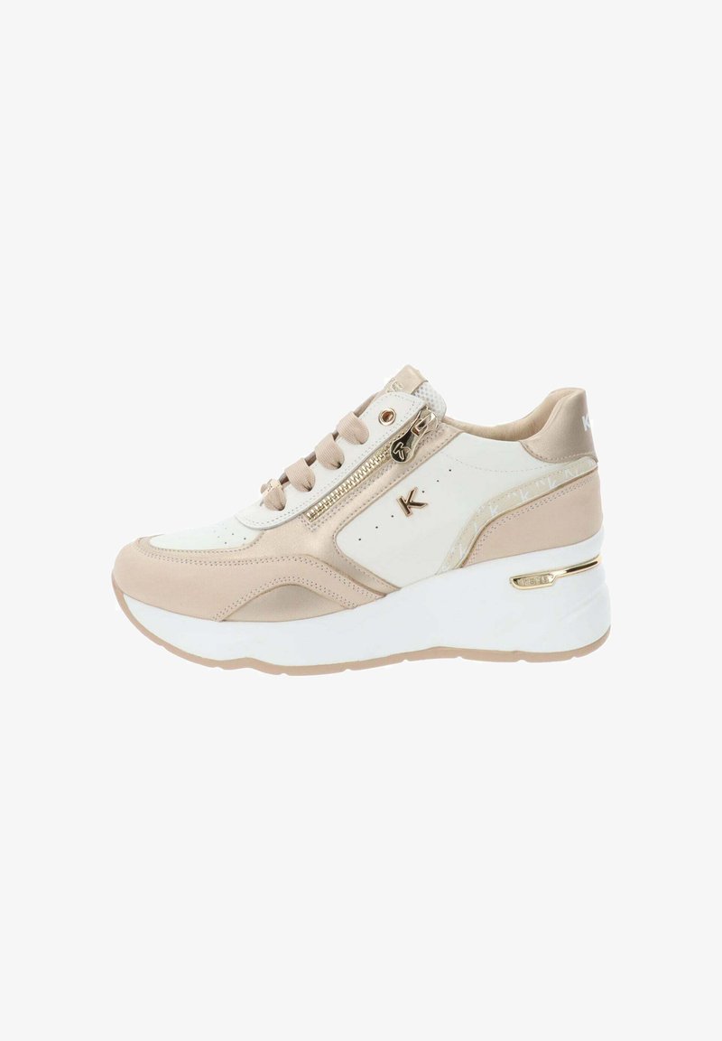 Sneaker sportivo beige e bianco con tomaia testurizzata, lacci frontali e cerniera laterale. Presenta una suola piatta bianca e dettagli dorati.