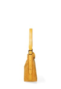 Borsa a spalla gialla in suede dalla forma piatta, con una sola tracolla regolabile e una superficie testurizzata. Presenta una fibbia e una tasca laterale.