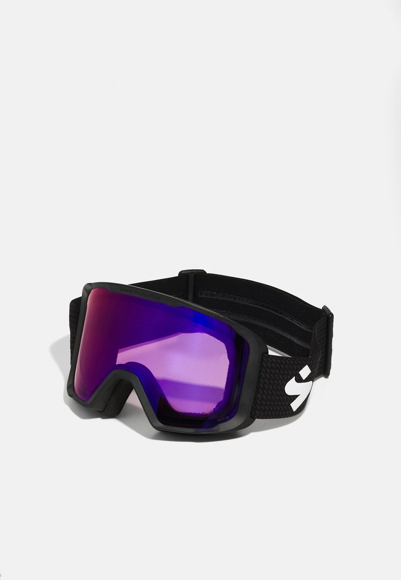 Ochelari de schi cu ramă neagră, lentilă violetă cu oglindă și curea texturată neagră ajustabilă cu un logo. Design mare, de tip wraparound.