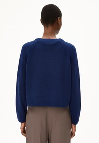 Navy blue sweater, cropped design with a ribbed neckline and cuffs, featuring raglan sleeves and a textured back panel.
