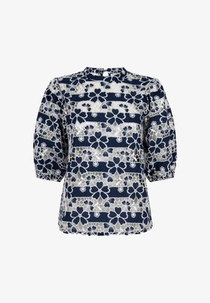 Marineblauwe en witte kanten blouse met bloemenmotief, pofmouwen, ronde halslijn en knoopsluiting aan de achterkant.