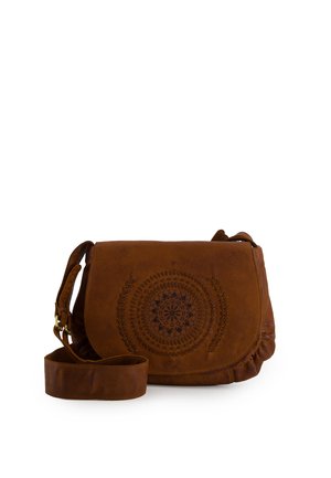 Brun læder crossbody taske med et cirkulært præget blomstermønster på frontklappen og en justerbar skulderrem.