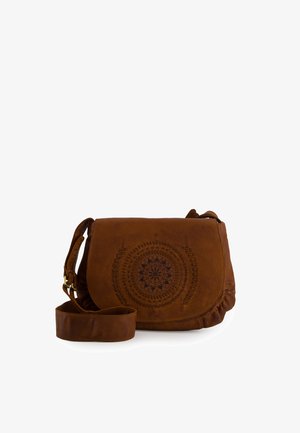 Brun læder crossbody taske med et cirkulært præget blomstermønster på frontklappen og en justerbar skulderrem.