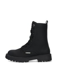 Botas negras hasta el tobillo con un acabado texturizado, diseño con cordones, suela acolchada y lengüeta. Presenta un logo en el costado y una suela exterior de gran agarre.