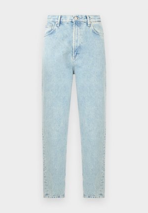 Ανοιχτό μπλε τζιν ψηλόμεσο με κουμπί και φερμουάρ μπροστά, μπροστινές και πίσω τσέπες, προβλήθηκε πάνω σε λευκό φόντο.