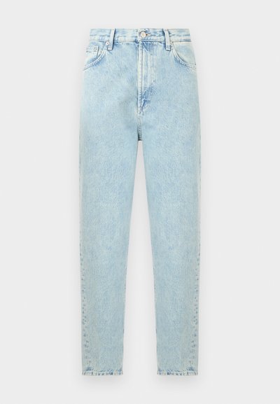 Ανοιχτό μπλε τζιν ψηλόμεσο με κουμπί και φερμουάρ μπροστά, μπροστινές και πίσω τσέπες, προβλήθηκε πάνω σε λευκό φόντο.