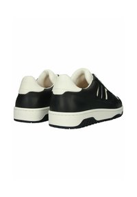 Čierne kožené tenisky s bielymi akcentmi, so štruktúrovaným povrchom, polstrovaným golierom a kontrastným dizajnom podrážky.