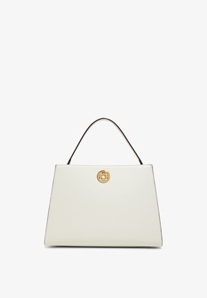 Gestructureerde witte leren handtas met een gouden cirkelvormig logo aan de voorkant, voorzien van een slanke zwarte handgreep en een gladde textuur.