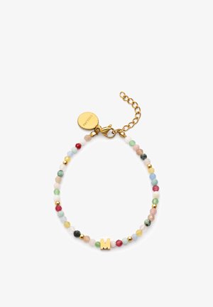 Náramok s korálkami s pastelovo sfarbenými kameňmi, zlatými korálkami a zlatým zapínaním. Obsahuje zlatý prívesok s vyrytými "môjimi iniciálami". Zvýraznené písmeno "M".