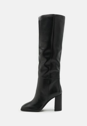 Bottes noires montant jusqu'au genou en cuir lisse, avec un talon carré, un bout arrondi et un design minimaliste sans quincaillerie visible.
