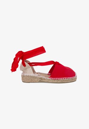 Rote Leinenschuhe mit Knöchelbindungen, gewebter Jutesohle, abgerundeter Zehenpartie und weißen Nahtdetails. Flacher Absatz für Komfort und Stabilität.