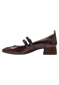 Chaussure en cuir verni marron avec un bout pointu, deux bandes contrastantes en bleu marine et bordeaux, et un petit talon carré.