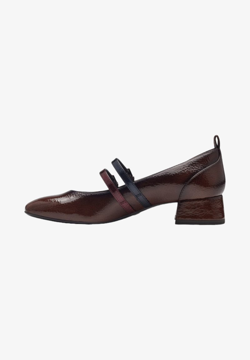 Chaussure en cuir verni marron avec un bout pointu, deux bandes contrastantes en bleu marine et bordeaux, et un petit talon carré.