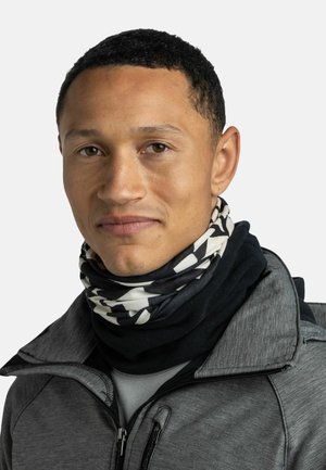Gaiter de cuello con estampado en blanco y negro, hecho de tela suave, superpuesto a una chaqueta gris con cremallera, que presenta un acabado texturizado y un alto cuello.