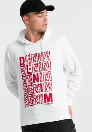 Haut à capuche blanc en coton, arborant un grand texte graphique rouge avec le mot "DENIM" en motif empilé. Comprend des cordons de serrage et des poignets côtelés.