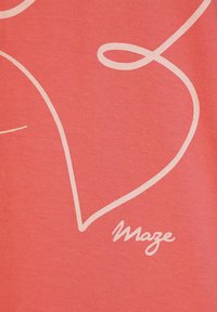 Koralfarvet T-shirt med et hvidt abstrakt hjerte-design og ordet "Maze" i håndskrift. Blød bomuldsstruktur.