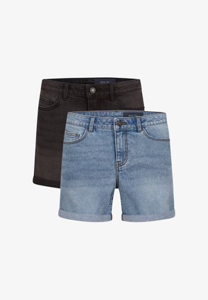 Denim shorts in lichtblauw en zwart, opgerolde uiteinden, klassieke pasvorm, vijf-pocket ontwerp, gecombineerd met witte sneakers op een grijze achtergrond.
