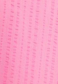 Tecido rosa texturizado com listras verticais e pequenos acentos franzidos. Superfície lisa com um leve brilho. Composição do material macia.