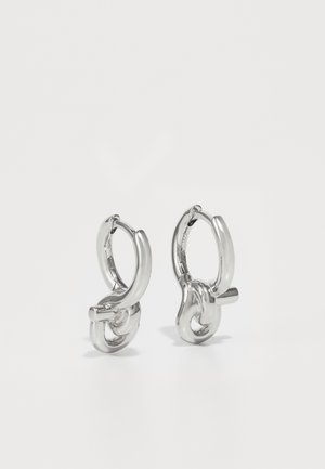 Sudraba apli gredzeni ar savītu dizainu, kas rotāti ar gludu, pulētu virsmu un savienotiem posmiem papildu detaļām.