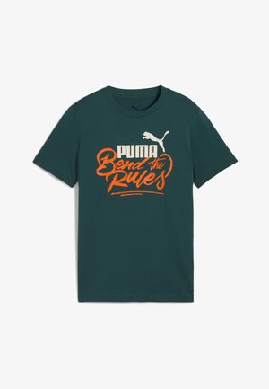 Koszulka Pumy w ciemnym turkusie z bawełny z logo "PUMA" oraz tekstem "Bend the Rules" w kolorze pomarańczowym i białym, z krótkimi rękawami i klasycznym dekoltem.