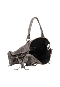 Borsa a tracolla grigia in pelle con una finitura testurizzata, apertura con cerniera e interno nero. Presenta manici intrecciati e dettagli in metallo.