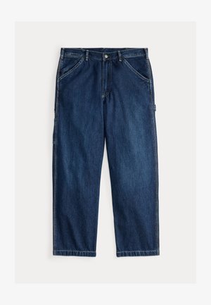 Jeans de mezclilla azul oscuro con un diseño de pierna recta, que cuentan con cinco bolsillos, acentos cosidos y un cierre de botón.