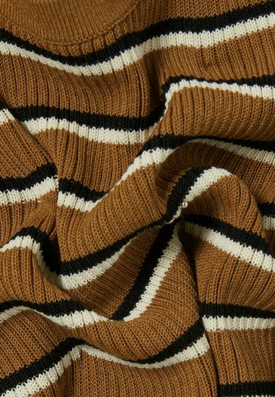 Tissu tricoté brun avec des rayures horizontales en noir et blanc. Détails comprenant une texture côtelée et un matériau doux et flexible.