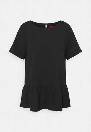 Musta peplum-paita, jossa on lyhyet käännetyt hihat, pyöreä pääntie ja suora leikkaus; valmistettu sileästä kankaasta, jossa on hienovarainen kiilto.