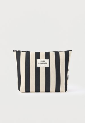 Bolsa de tela rectangular con rayas verticales en blanco y negro, cremallera en la parte superior y etiqueta "Mads Nørgaard Copenhagen" en el centro frontal.