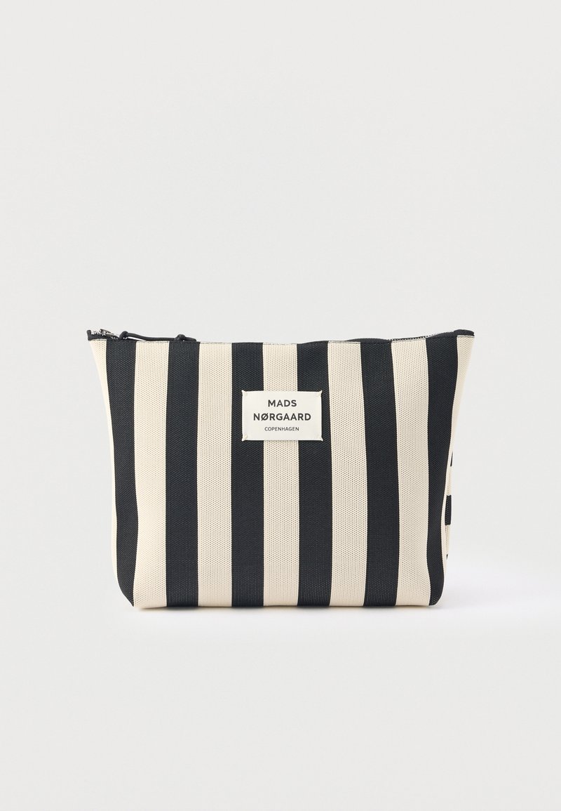 Ορθογώνιο υφασμάτινο πουγκί με κάθετες ρίγες σε ασπρόμαυρο, με φερμουάρ στο πάνω μέρος και ετικέτα "Mads Nørgaard Copenhagen" στο κέντρο της μπροστινής πλευράς.