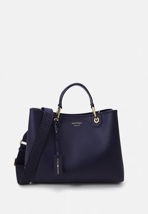 Sac à main Emporio Armani bleu marine en cuir texturé, avec ferrures dorées, double poignées et bandoulière réglable ornée du logo.