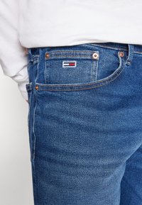 Tommy Jeans AUSTIN SLIM TAPERED - Blugi slim fit - denim dark
