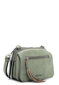 Zielona torba na ramię ze sztucznej skóry z srebrnymi okuciami, główną komorą zapinaną na zamek, przednią kieszenią oraz ozdobnym frędzlem.