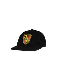 Schwarze Corduroy-Baseballmütze mit strukturiertem Kopfteil und flacher Krempe. Verziert mit einem gestickten Porsche-Wappen in Rot, Gelb und Schwarz.