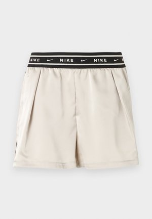 Shorts Nike beige clair avec une ceinture élastique noire arborant le logo Nike blanc et des motifs swoosh, présentés sur un fond uni.