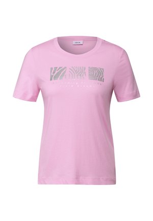 Camiseta de manga corta rosa fabricada en algodón, con un diseño gráfico plateado que presenta patrones a rayas y el texto "ampliando horizontes, sueños vívidos."