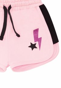 Pantaloni corti in cotone rosa con pannelli laterali neri, caratterizzati da un fulmine glitterato viola e una stella nera. Vita elastica con cordoncino.