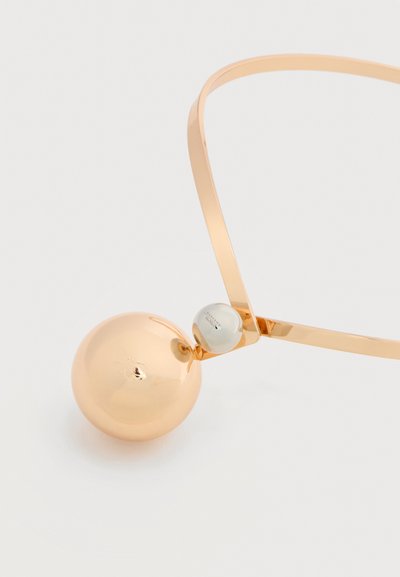 Κολιέ κοντό από ροζ χρυσό μέταλλο με στρογγυλή γυαλισμένη σφαίρα και μικρό διαφανές χάντρα, με ομαλές υφές και μινιμαλιστικό σχεδιασμό.