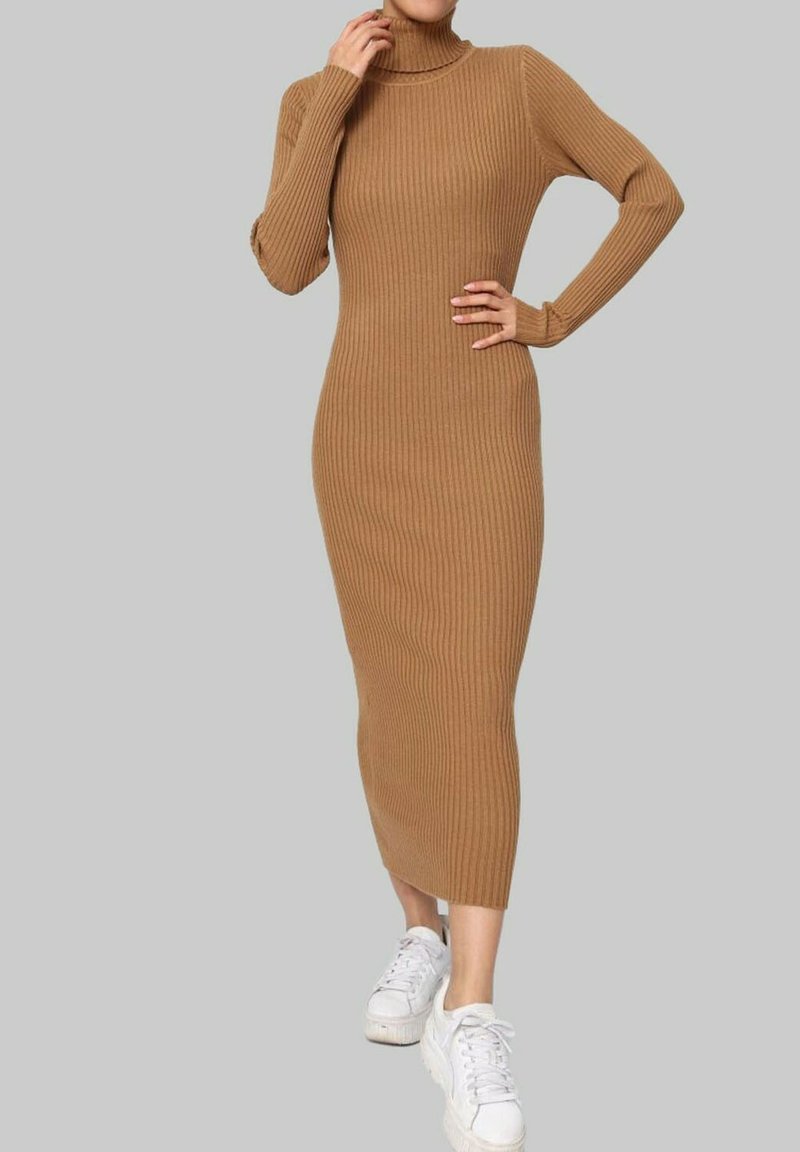 Robe en tricot côtelé couleur camel, silhouette ajustée, manches longues et longueur genoux, associée à des sneakers blanches.