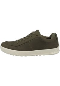 Olijfgroene sneaker met een glad leren bovenwerk, ronde neus, gevoerde kraag en getextureerde witte rubberen zool. Vetersluiting met een minimalistisch ontwerp.