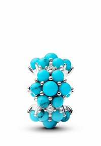 Anello con perle turchesi e dettagli in argento. Presenta sfere turchesi raggruppate di dimensioni varie con un dettaglio centrale trasparente simile a un diamante.