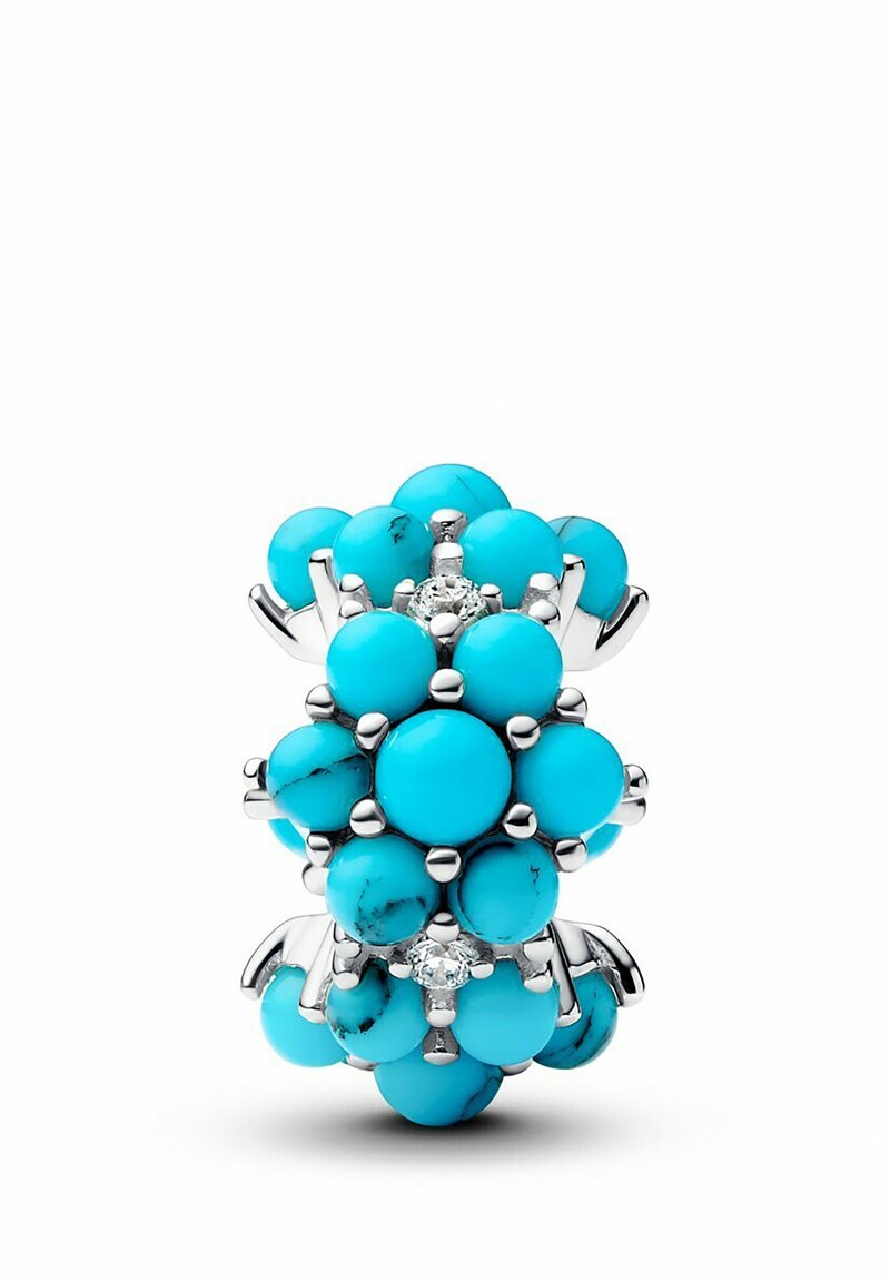 Anello con perle turchesi e dettagli in argento. Presenta sfere turchesi raggruppate di dimensioni varie con un dettaglio centrale trasparente simile a un diamante.