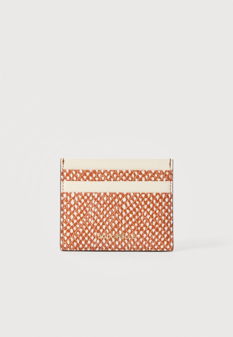 Καφέ και λευκός υφασμένος θήκη καρτών με δύο κρεμθήρες για κάρτες και χρυσό λογότυπο "Coccinelle" στο κάτω κέντρο.