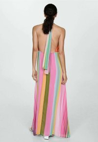 Robe maxi à col halter multicolore avec un dos décolleté. Présente des rayures verticales en rose, vert, orange et bleu clair. Texture de tissu lisse.