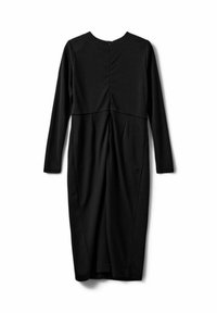 Sort midi-kjole med lange ærmer, rund halsudskæring, ryglynlås og diskrete læg på ensfarvet hvid baggrund.