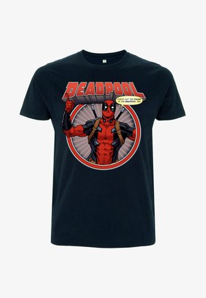 Sort bomulds t-shirt med et cirkelformet grafisk motiv af Deadpool i livlig rød og sort med tekst ovenfor og en taleboble i tegneseriestil.