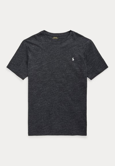 Sötét melírozott szürke póló, puha anyagból készült, kerek nyakú, és egy kis fehér logó akcentussal rendelkezik a mellkason.