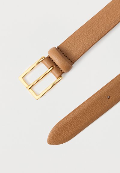 Ceinture en cuir couleur tan avec une finition texturée, dotée d'une boucle carrée en métal doré et d'une boucle de renfort près de la boucle principale.