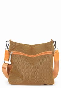 Borsa a spalla in rete marrone con dettagli arancioni, dotata di tasca frontale con zip e tracolla rimovibile e regolabile. Texture liscia, design casual.