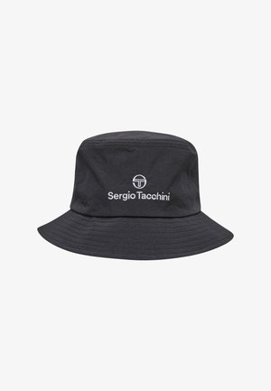 Sombrero tipo bucket negro con logo y texto bordados en blanco de Sergio Tacchini en el frente, ala cosida y orificios de ventilación en los costados.